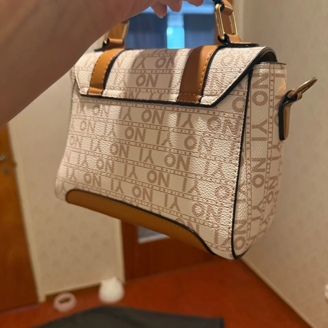 Beige handväska med logomönster - 2