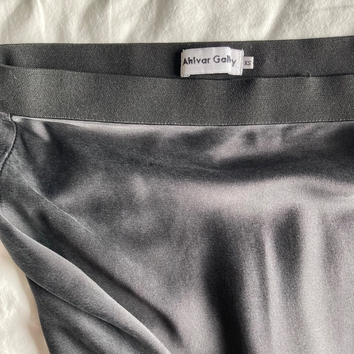 Svart satinkjol från Ahvar Gally - 1