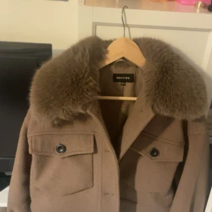 Brun meotine jacka!🤎 - Köpte den förra året för 5000kr den är i mycket bra skick då den har kommit till användning men ja har tagit hand om den, har kvittot o allt sånt. Skulle kunna tänka mig att byta ut min bruna mot en grå eller grön! 