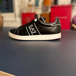 Svarta EA7 Emporio Armani sneakers - Snygga svarta sneakers från EA7 Emporio Armani. Har använts ett fåtal gånger, och är helt äkta. Ny pris kostar det här 1500kr. Gärna öppen för förslag. Ej kvar kvitto.