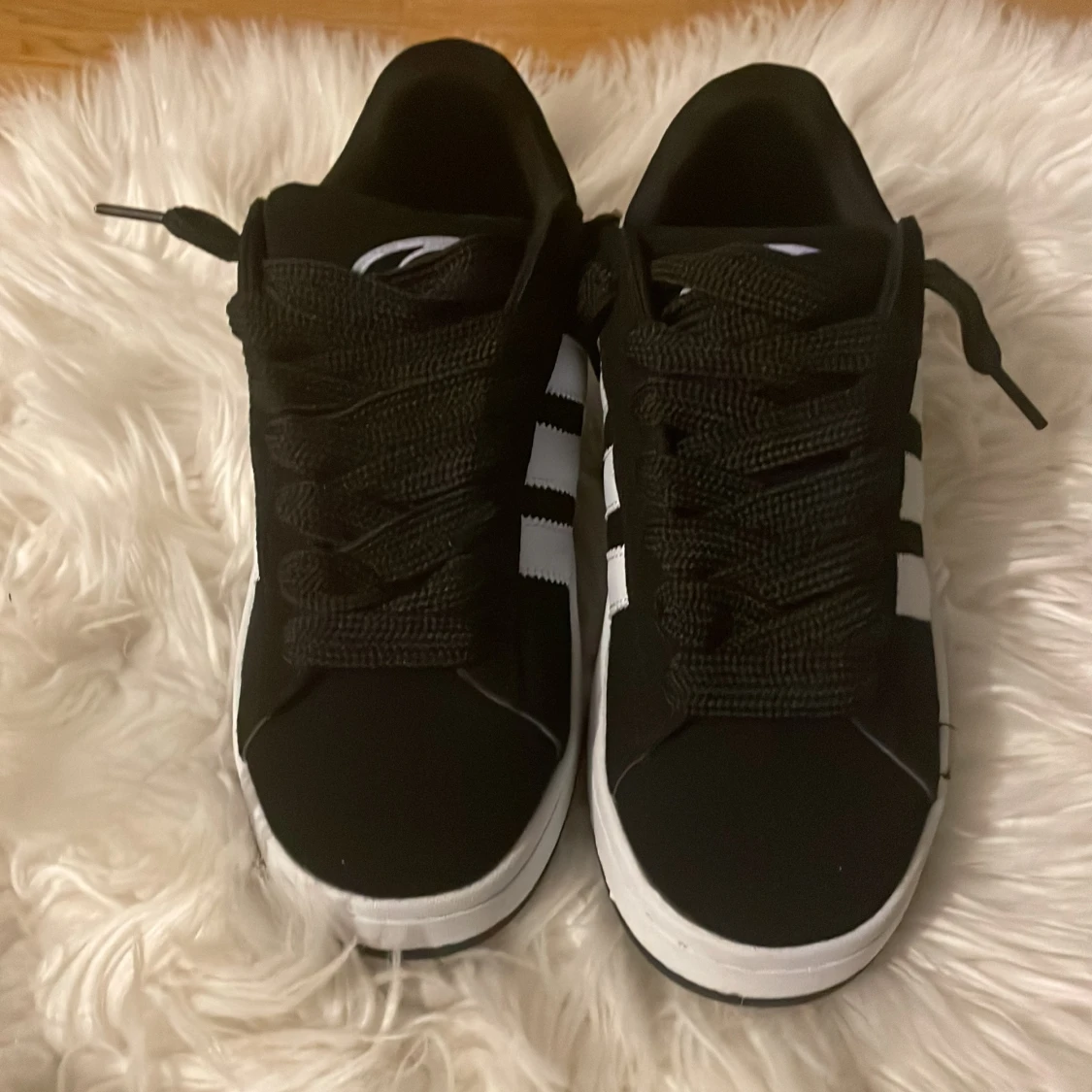 Svarta och vita sneakers från Adidas