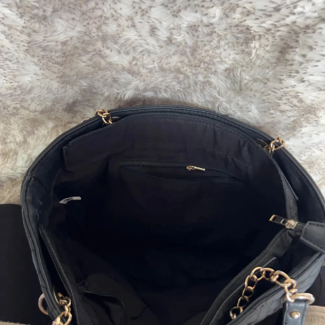 Svart quiltad axelväska med kedjedetaljer - 3