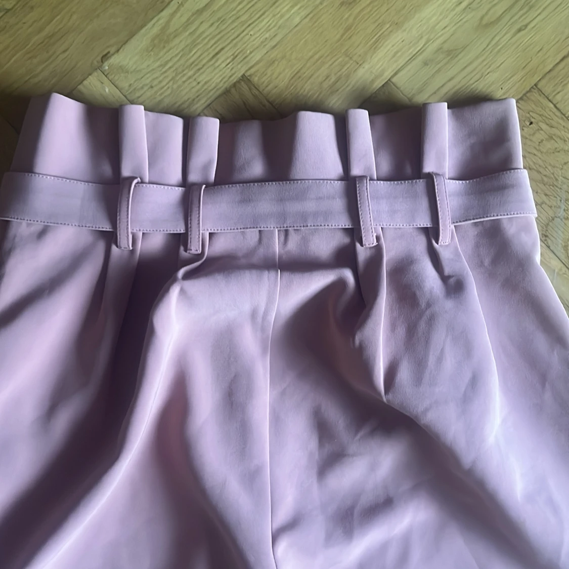 Rosa kostymbyxor med bälte från Bik Bok - 4