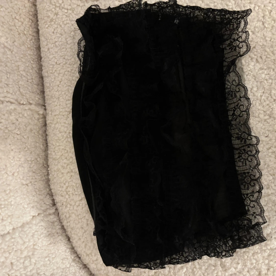Svart kort topp med spetskant