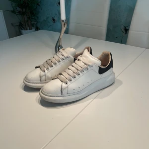 Alexander McQueen  - Vita Alexander McQueen skor i storlek 42, i använt skick men mycket kvar att ge! Kom priv vid frågor 