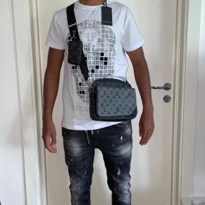 L.V  trio messenger väska  - Säljer en L.V trio messenger väska.helt ny. Fin replika med grym kvalitet. Pris: 1300kr. Först till kvarn 