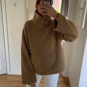 Teddyjacka🫶🏼 - Säljer en jättegosig teddyjacka från H&M!! Strl L. Jag bär vanligtvis S. Får plats med en tjockare tröja under, vilket kan behövas under vintern då jackan inte är så tjock🫶🏼