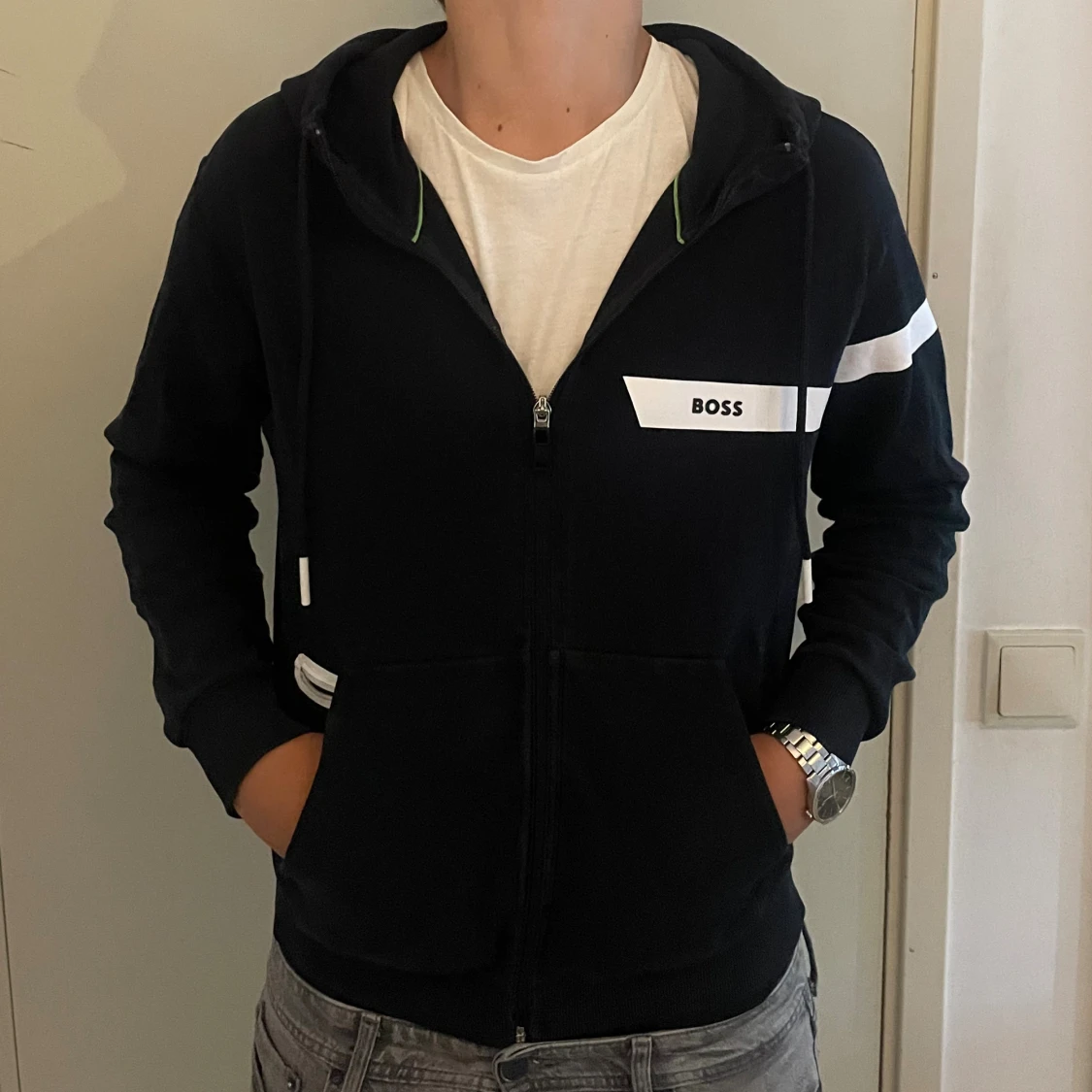 Svart hoodie från BOSS med vit detalj - 3