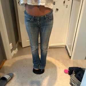 Low waist jeans  - Superfina jeans jag ärvt av min mamma🩷sömmen vid rumpan har gått upp lite men går enkelt att fixa (sista bilden) jeansen passar mig som är xs och 163 lång 🩷
