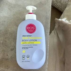 EOS Shea Better Body Lotion Vanilla - EOS Shea Better 24H Moisture Body Lotion i doften Vanilla Cashmere. Stor pumpflaska på 473 ml med sheasmör, sheaolja och sju närande oljor. Ger silkeslen, återfuktad hud med en söt vaniljdoft. Vegansk, parfymfri och passar känslig hud. Nypris 300kr! Endast använd 1 gång!!!