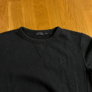 Mörkblå sweatshirt från Polo Ralph Lauren - Säljer en fin marinblå sweater från polo Ralphlauren. Fint skick men tyvärr krympt i tvätten därav priset. Priset kan diskuteras. Storlek M men passar Xs