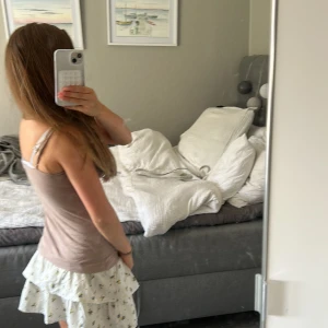 Blommig volangkjol från Gina Tricot - Supersöt kort kjol från Gina Tricot med volanger och blommigt mönster i blått och gult på vit botten väldigt töjbar 💗