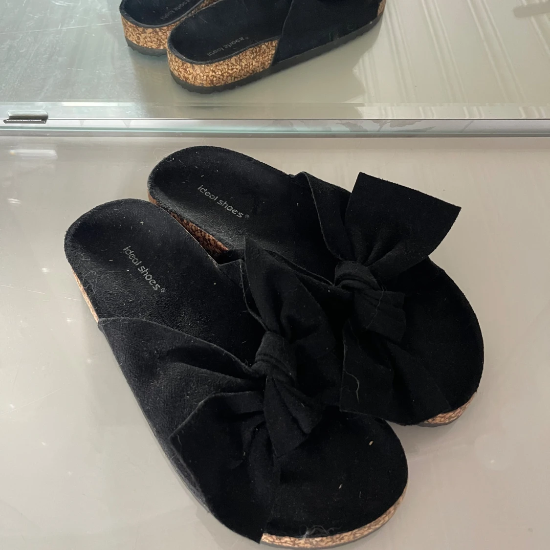 Svarta sandaler med rosett från Ideal Shoes