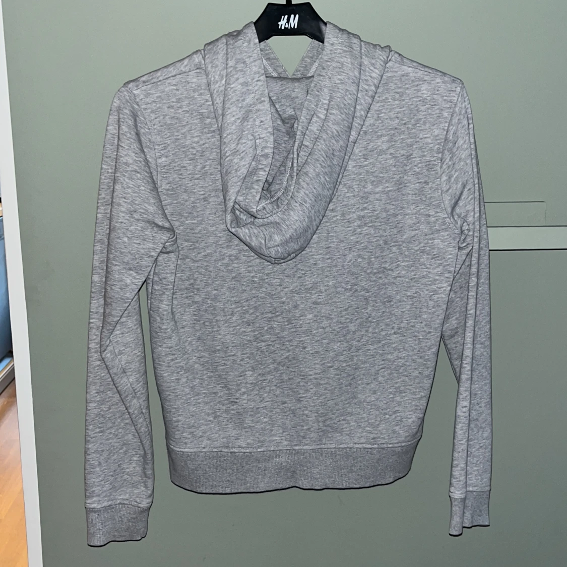 Grå hoodie från Gant med broderi - 2