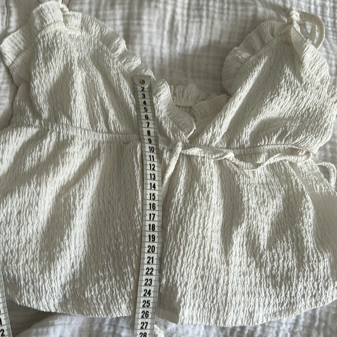 Vit croppad linnetopp med volang - 4