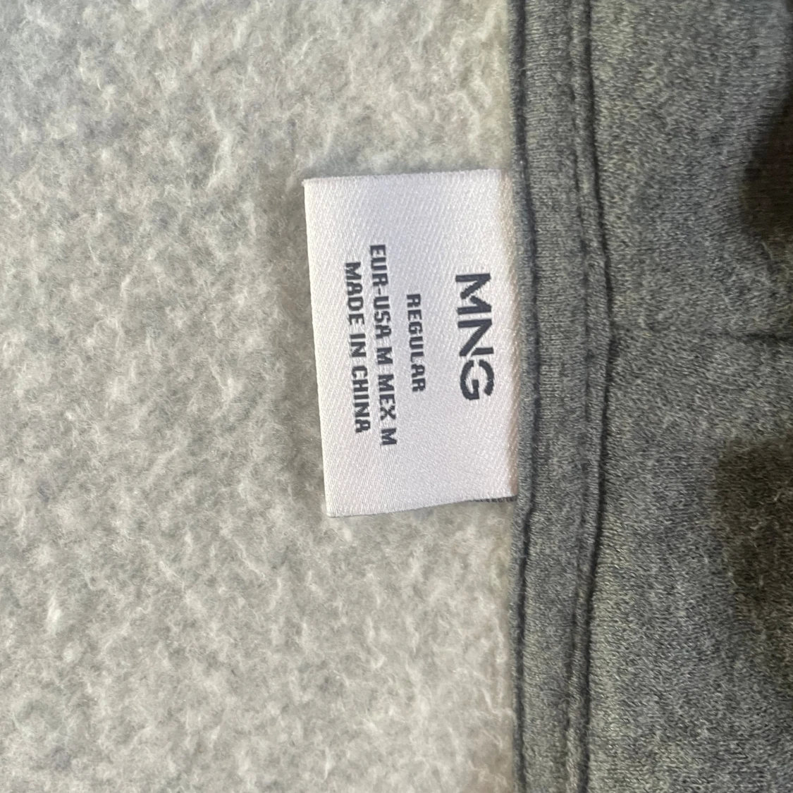 Grå hoodie med dragkedja från Mango - 2