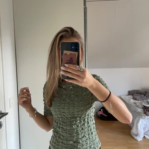 Snygg grön topp från Lindex - Säljer denna gröna topp ifrån Lindex. Storlek xs. Jätte snygg😍😍knappt andvänd