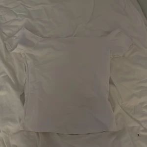 Vit offshoulder T-shirt  - Vit offshoulder T-shirt 