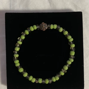 Armand och örhängen - Rensar ut hemma Sweet örhängena är från Kawaii