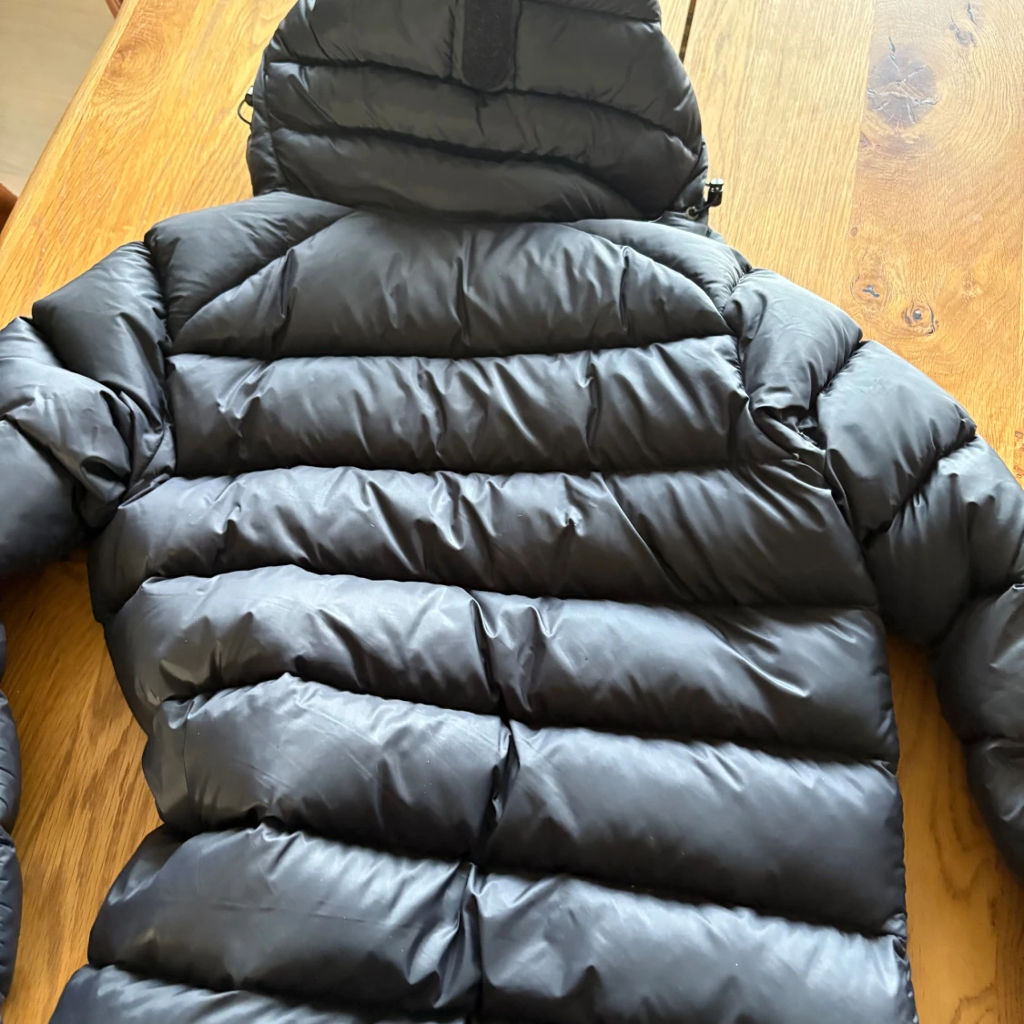 Svart dunjacka med huva från Peak performance  - 1