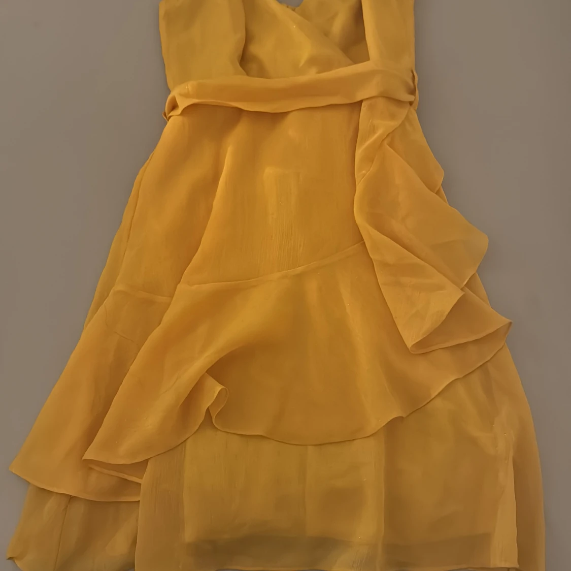 Gul omlottklänning med volanger - 1