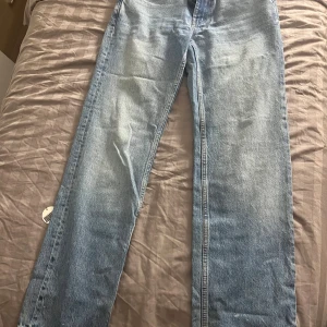 Ljusblå raka jeans från g perfect jeans - Ljusblå jeans från g perfect jeans i klassisk rak modell. Jeansen har fem fickor, normal passform och är tillverkade i slitstarkt denim. Perfekta för en avslappnad och stilren look.