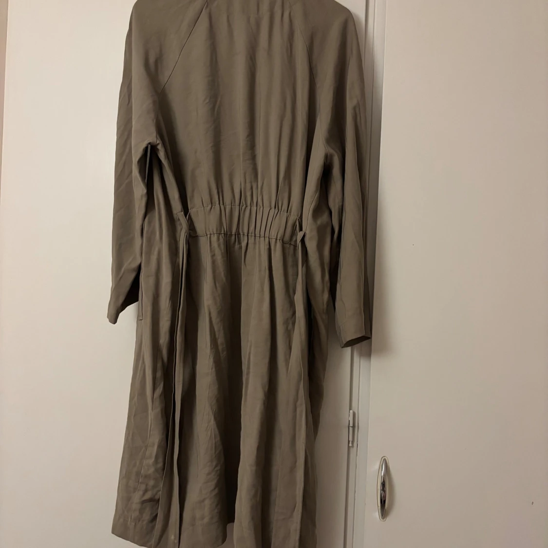 Beige trenchcoat med bälte - 2