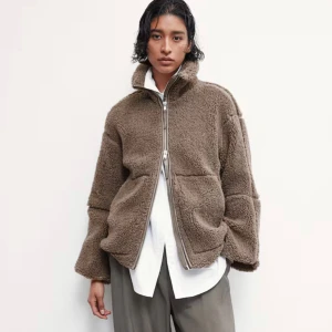 Teddy jacka  - Säljer min supermysiga teddy jacka, har använt den förra hösten (ej mina bilder) 💕💕🥰