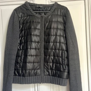 . - Vårjacka som är lik moncler cardigan. Jackan har inga defekter och är i bra skick! Storlek 40/ L men jag hade sagt att den passar bra på S/M. (Jag är ca 160 och XS och den är lite stor för mig!) Kan mötas upp i Stockholm eller frakta💞