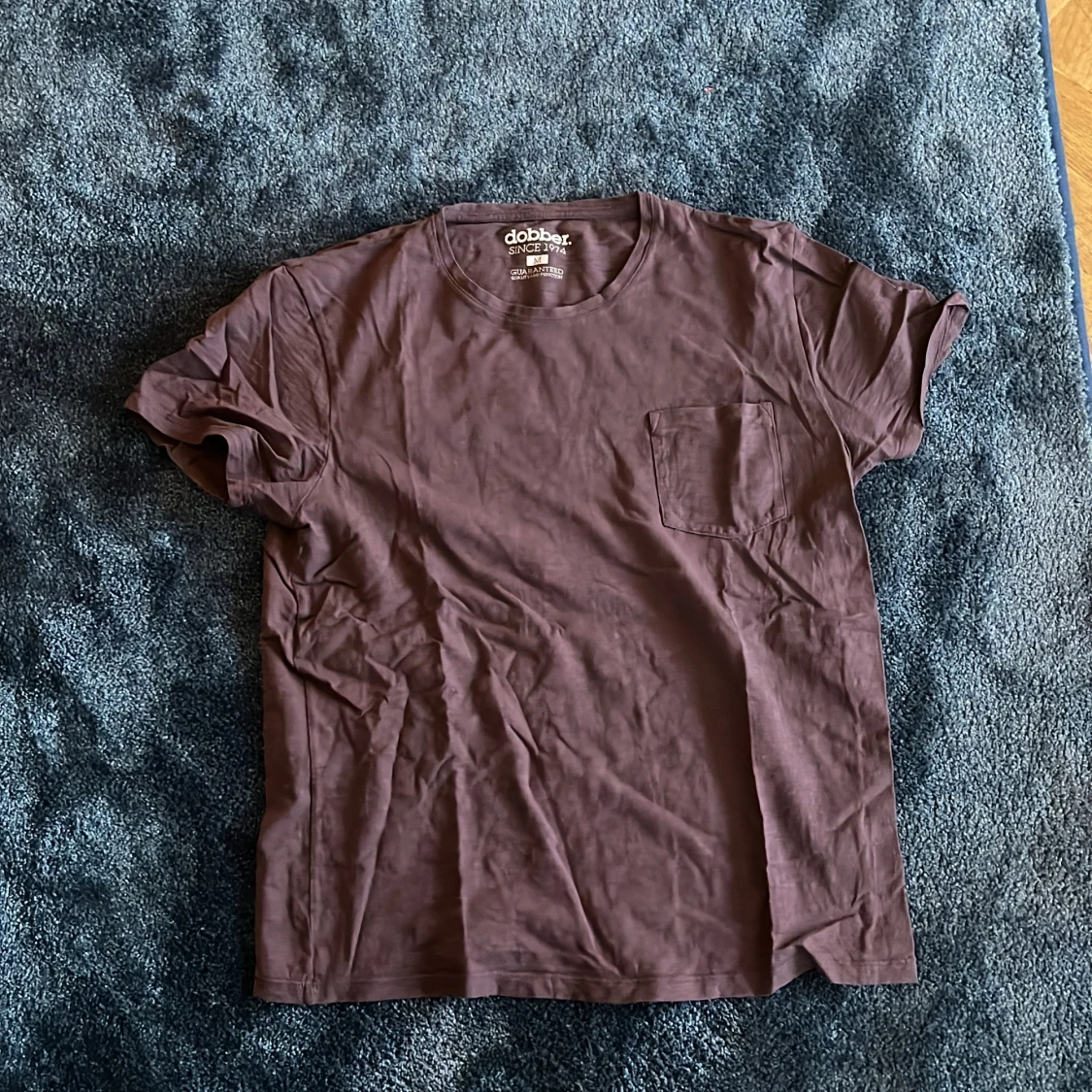 Brun t-shirt från Dobber med ficka