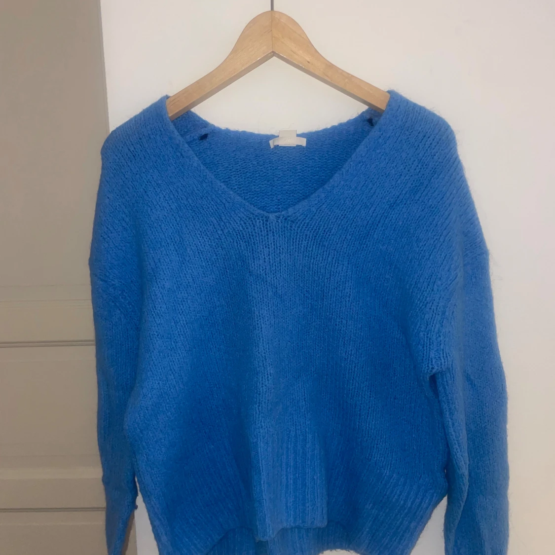 Blå stickad v-ringad tröja