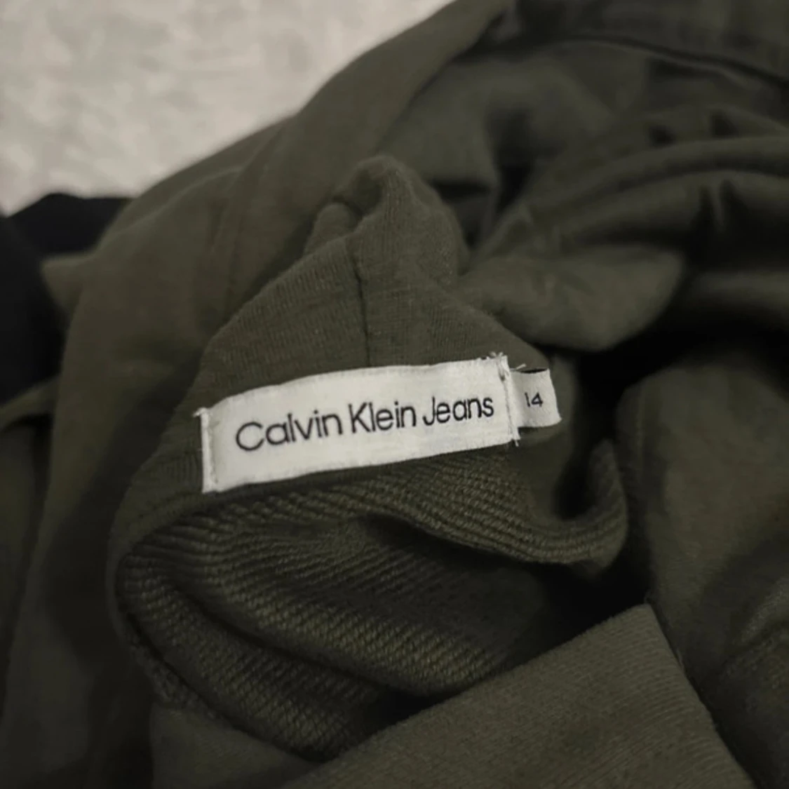 Olivgrön hoodie från Calvin Klein - 1