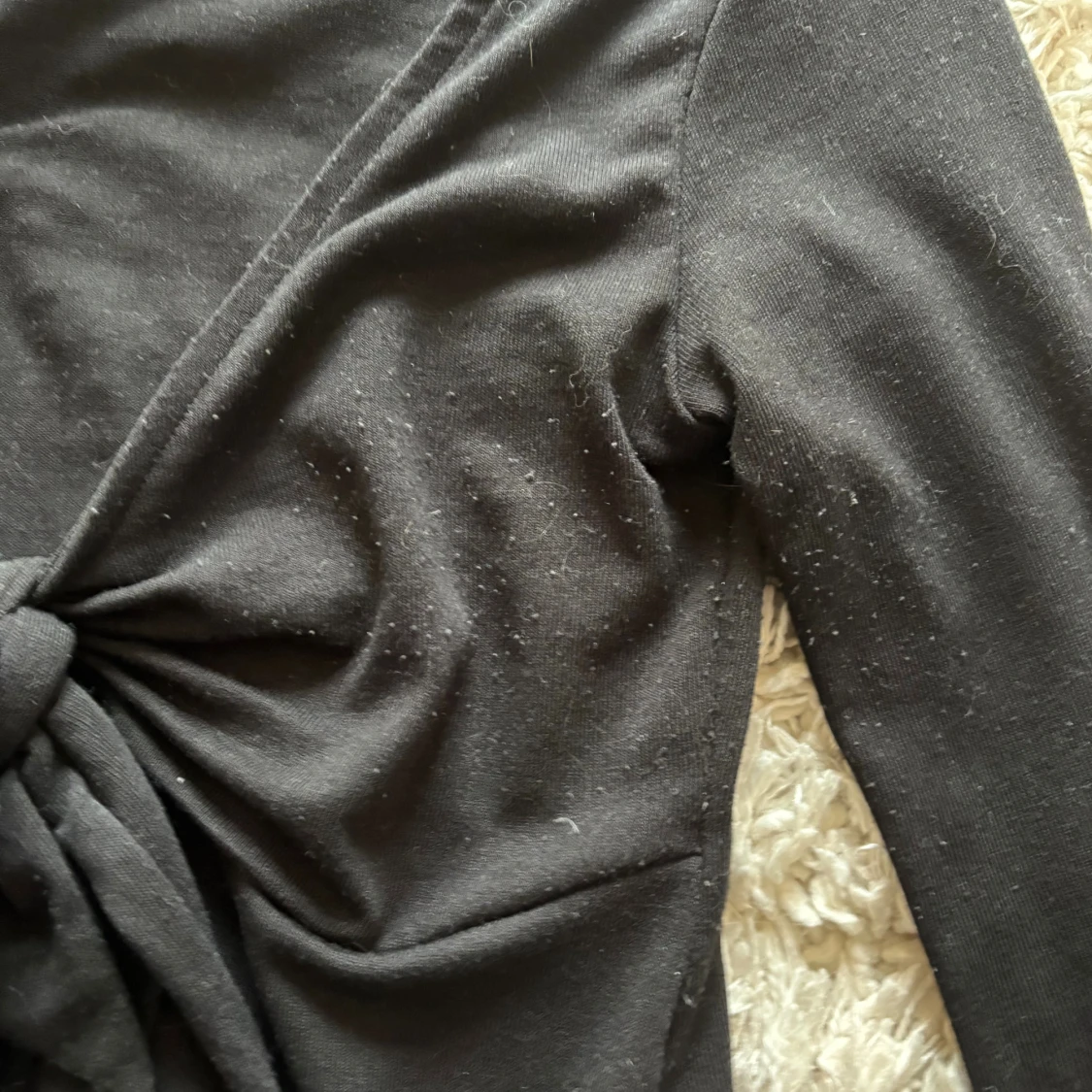 Svart omlottopp med knyt framtill - 1