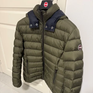 Colmar Jacka - Tja! Säljer nu denna tvär feta Colmar jacka | Skick 9/10 | OBS! Defekt (se bild 3) | Nypris 6000kr | Mitt pris 2499kr | Kom pm vid frågor eller funderingar! | Postas eller möts upp i Gävle! 