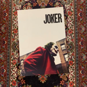 Joker  - En vackert poster som ger ditt rum en personlig och unik stil. Storleken är 50x70 cm och tryckt på papper av högsta kvalitet.
