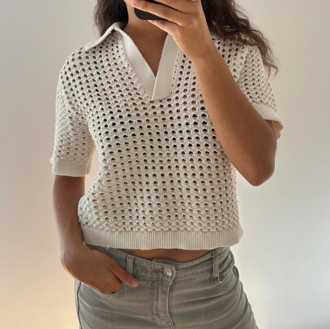 Vit stickad polotopp med krage