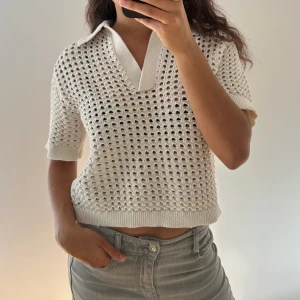 Vit stickad polotopp med krage - Säljer en vit stickad polotopp 