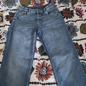 Blå loose jeans i klassisk modell - Snygga blå jeans med loose passform och klassisk femficksdesign. Jeansen har normal midja och är tillverkade i slitstarkt denimtyg. Perfekta för dig som gillar en tidlös och enkel stil.