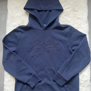 Marinblå hoodie från Polo Ralph Lauren - Säljer en marinblå hoodie från Polo Ralph Lauren. Nyskick. 