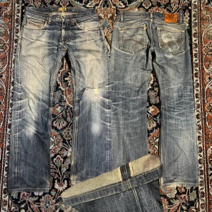 Selvedge Pace jeans - Helt sjukt snygga Selvedge pace jeans! Pace gör inte jeans längre men vissa lägger ut dem för runt 2 000 på second hand så antar att retail inte va billigt. Dessa är gjord på en fin japansk Selvedge och har nog bland dem snyggaste tvättarna jag någon sin sätt dem har också en perfekt rak passform Mått: Midja: 41cm Längd: 97cm Benöppning: 19cm