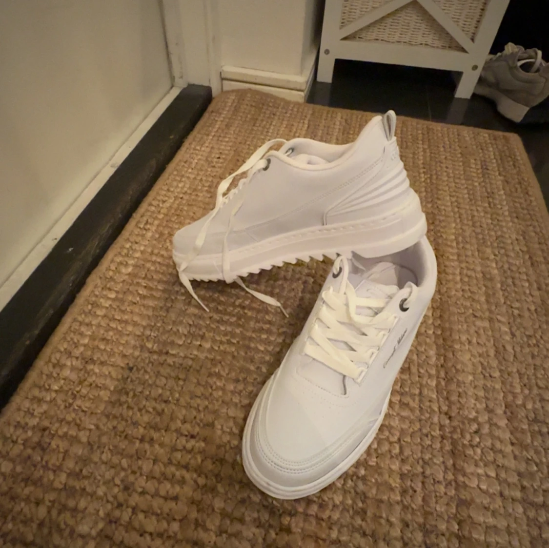 Vita sneakers från Concept Milan - 1