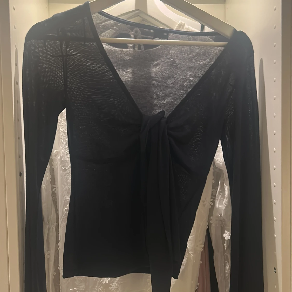 Svart omlottopp med knyt från Gina Tricot