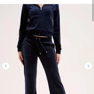Mörkblå sett Juicy Couture - Mörkblå mjukisbyxor och zip up tröja från Juicy Couture, skriv för att köpa endast en del🥰🥰