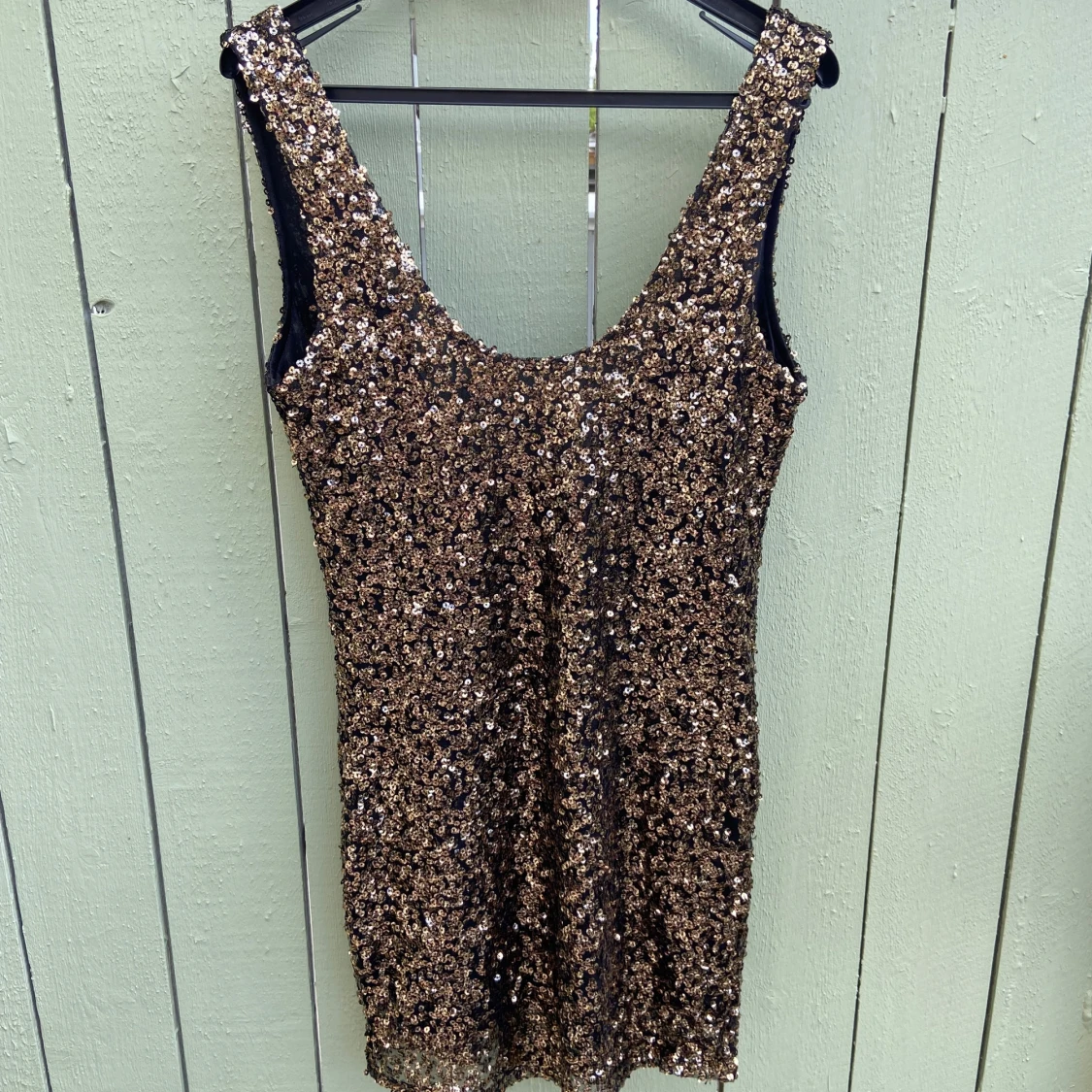 Glittrig paljettklänning i guld st.M-L