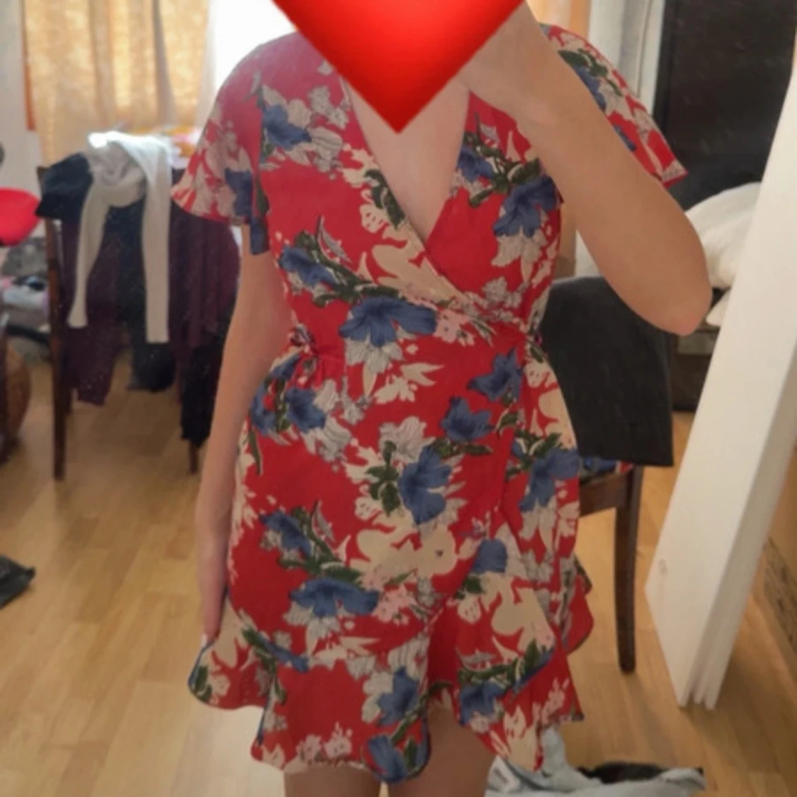 Röd blommig omlottklänning