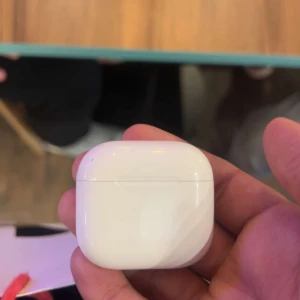 AirPods Pro - kommer i lådan och är inte använda bara öppnade. pris kan diskuteras. minst 1750 
