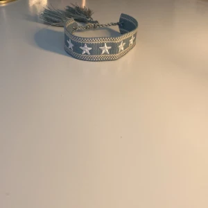 Blått armband med vita stjärnor som är hemmagjort!!! - Snyggt blått tygarmband som jag har gjort ensam hemma!! Med lite hjälp från min mamma… Säljer ett för 100kr och två för 150kr!!! Skriv för med frågor!🙂