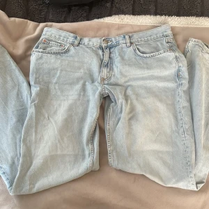 Ljusblå jeans från Perfect Jeans, strl 44 - Säljer ett par ljusblå jeans från gina. Jeansen low waist eller mid waist och har raka ben. Nypris 500.