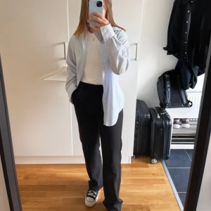 Junkyard Kostymbyxor - Svarta kostymbyxor från Junkyard i storlek S, raka ben!  Midja: 38cm Innerbenet: 75cm