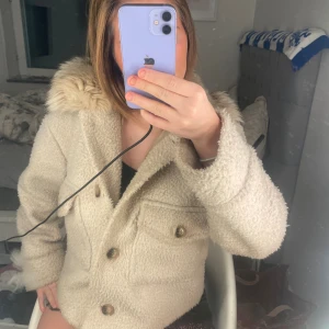 Chelasea kappa - Ska tvätta den, den e beige stolek S varm och skön (liknande meotine jacka)